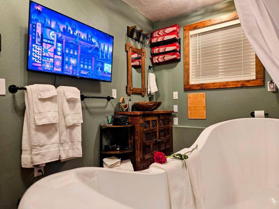 Private Cabin- Breakfast - Double Tub - 75In Tv - Sup - Washer Dryer - Bbq West Point Extérieur photo