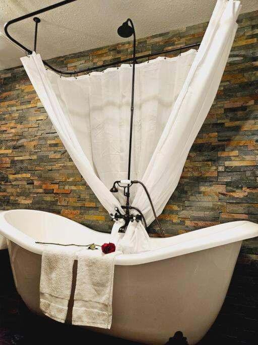 Private Cabin- Breakfast - Double Tub - 75In Tv - Sup - Washer Dryer - Bbq West Point Extérieur photo